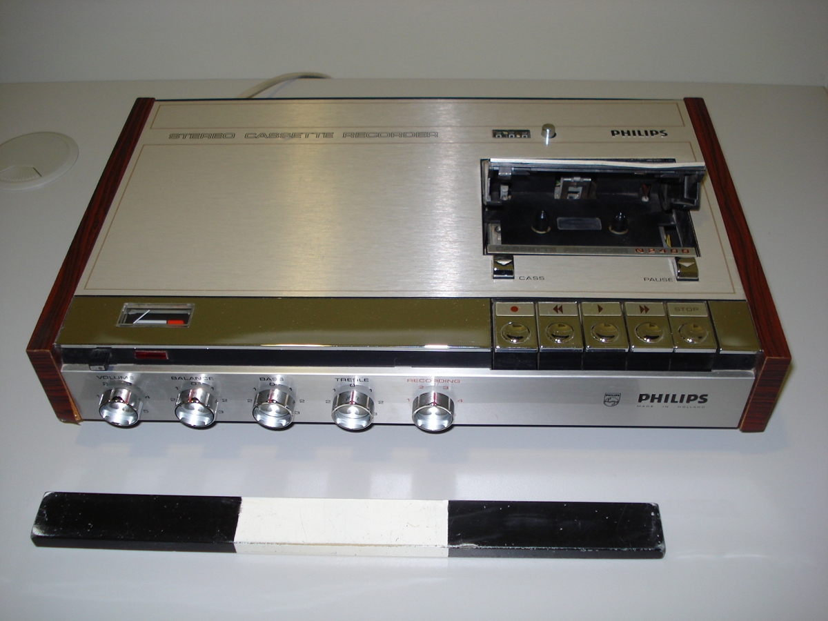 Philips N2400 cassette player